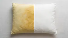 Come riportare al bianco i cuscini ingialliti: i migliori rimedi casalinghi e ciò che funziona davvero