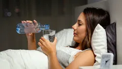 Sei abituato a bere acqua al mattino. Ma cosa succede se la bevi prima di andare a dormire?