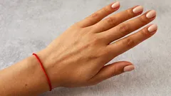 Tradizione italiana: cosa significa il filo rosso al polso