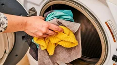 Con un prodotto del supermercato, i peli non si attaccano più ai vestiti dopo il lavaggio