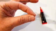 Come rimuovere la colla super forte dalle mani senza dolore: guida rapida con ciò che hai in casa