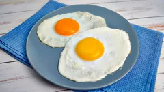 Perché gli endocrinologi preferiscono le uova al tegamino al porridge d’avena del mattino?