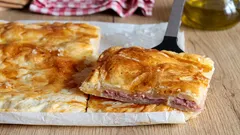 Torta valdostana: una croccante torta salata con prosciutto e formaggio